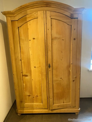 Holzschrank Bild 3
