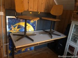 Schulbank mit zwei Stühlen gebraucht