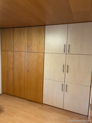 Kleiderkasten Bild 2