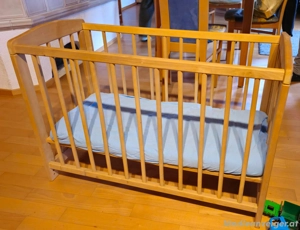 Beistellbett aus Holz, inkl. Matratze und Leintücher