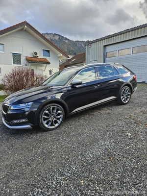 Skoda Superb 2.0 TDI Scout DSG Allrad Kombi Bild 3