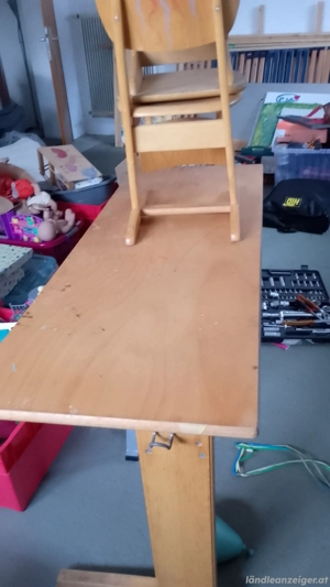 Alter Kinder Schultisch mit 2 Stühlen zu verschenken