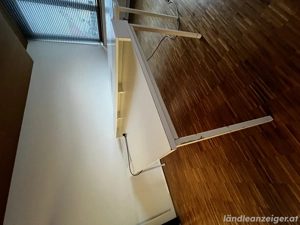 Arbeitstisch mit Durchleuchte und Podest Bild 2