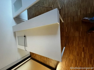 Arbeitstisch mit Durchleuchte und Podest