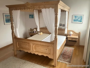 Voglauer Himmelbett, Kommode mit Spiegel, Tischchen und Gaderobenwand, Vollholz, Landhausstil