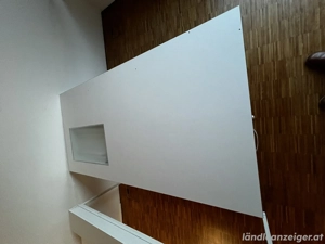 Arbeitstisch mit Durchleucht-Aussparung