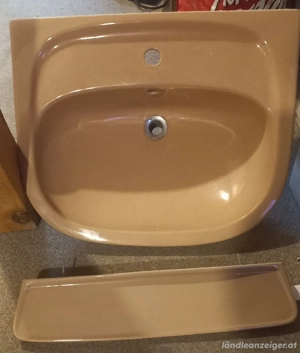Waschbecken und Ablage Bild 2