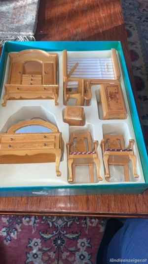 Puppenhausmöbel aus Holz Bild 2