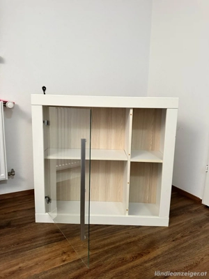 Schrank mit Glastür Bild 2