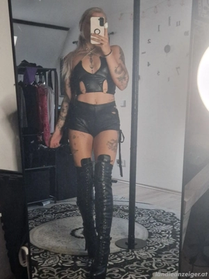 Die Herrin Sarah in ihrer ganzen Pracht Bild 3