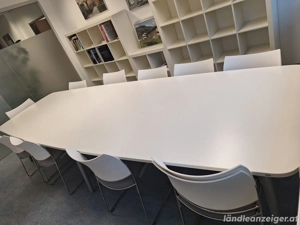Konferenztisch mit 12 Stühlen in reinweiß  Bild 3