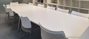 Konferenztisch mit 12 Stühlen in reinweiß  Bild 4