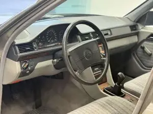 Mercedes-Benz E 300 Bild 11