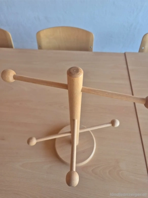 Brezelhalter aus Holz Bild 2