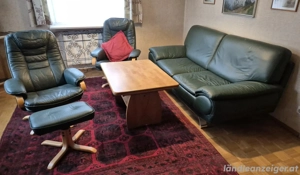 Sehr gut erhaltene Echt-Leder Couch-Garnitur mit Drehstühlen und Fußauflage