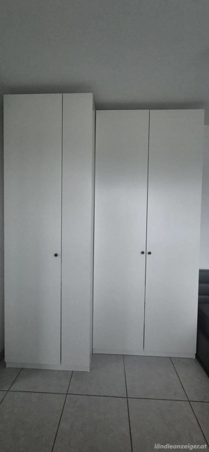 Kleiderschrank mit Hosenträger