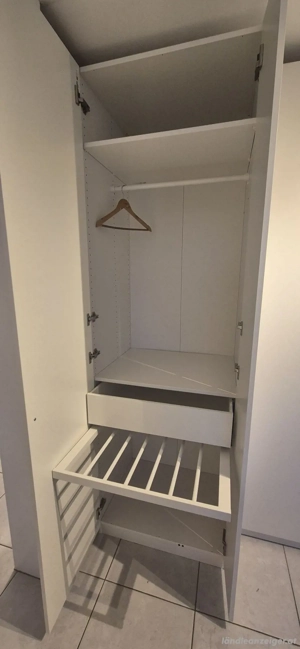 Kleiderschrank mit Hosenträger Bild 2