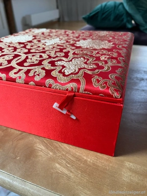Dekorative Aufbewahrungsbox mit asiatischem Brokatmuster   Rot & Gold | 33 x 33 x 10 cm Bild 3