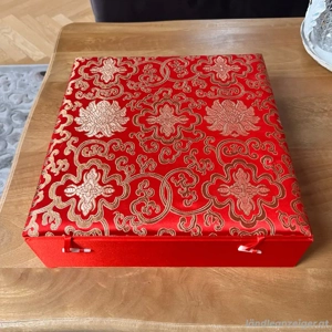 Dekorative Aufbewahrungsbox mit asiatischem Brokatmuster   Rot & Gold | 33 x 33 x 10 cm