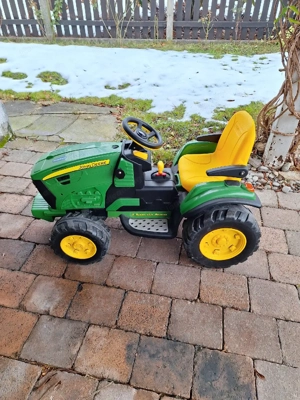 Elektrischer Spielzeugtraktor von John Deere