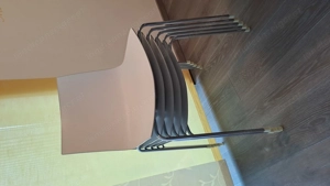 Schlichte, elegante stapelbare Stühle Bild 3