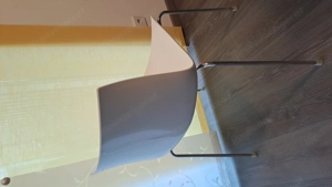 Schlichte, elegante stapelbare Stühle Bild 2