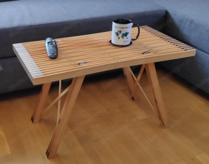 Couchtisch, Beistelltisch aus Holzstreifen Lärche und amerikanische Nuss Bild 5