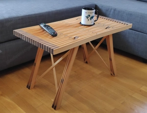 Couchtisch, Beistelltisch aus Holzstreifen Lärche und amerikanische Nuss Bild 4