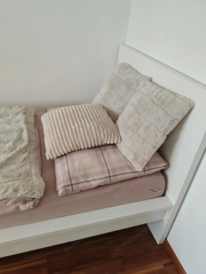 Bett weiss mit Lattenrost und Matratze 