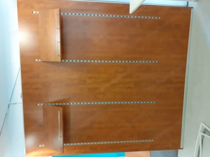 Präsentationswände mit vielen Regalböden Bild 3