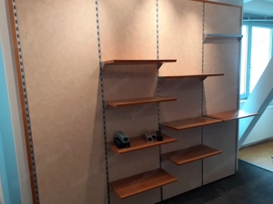 Präsentationswände mit vielen Regalböden Bild 2