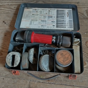 Alter Hilti Schußapparat  Bild 3
