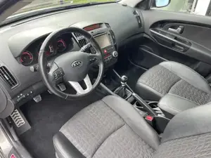 KIA Ceed SW* 1,6 CRDi* Wenig Km* Navi* Kamera* AHK* 8-Fach Bereift Bild 5