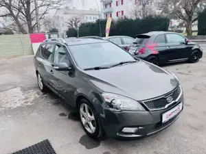 KIA Ceed SW* 1,6 CRDi* Wenig Km* Navi* Kamera* AHK* 8-Fach Bereift Bild 3