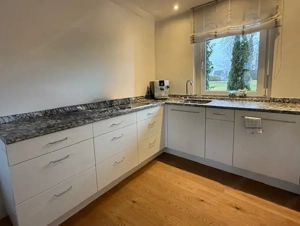 Küche vom Tischler mit Natursteinplatte Bild 3