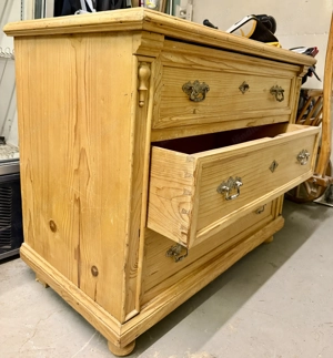 Antike Kommode  Bild 2