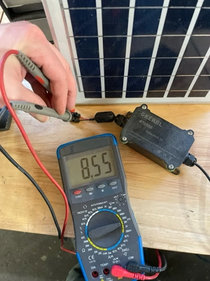 Kerbl Solarpaneel mit Steuergerät und Batterie. Bild 3