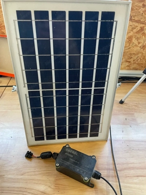 Kerbl Solarpaneel mit Steuergerät und Batterie. Bild 2