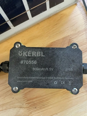 Kerbl Solarpaneel mit Steuergerät und Batterie.