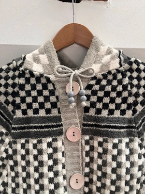 Strickcape   Poncho mit Kapuze   Karomuster in Grau & Schwarz Bild 3