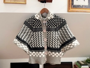 Strickcape   Poncho mit Kapuze   Karomuster in Grau & Schwarz
