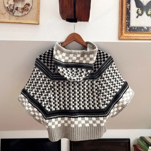 Strickcape   Poncho mit Kapuze   Karomuster in Grau & Schwarz Bild 2