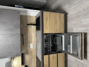 Küche inklusive Geräte, Apothekerschrank und Insel Bild 2