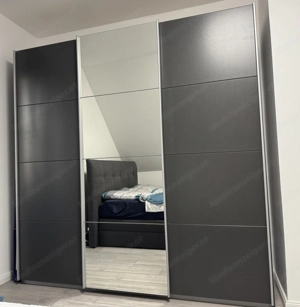 Kleiderschrank mit drei Abteilen