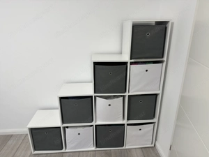 Kommode mit weißen und hellgrauen Boxen