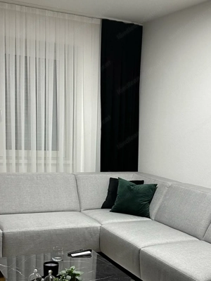 zwei schwarze Vorhänge Bild 2