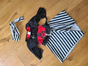 Kinderfaschingskostüme je 12 Euro