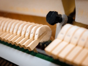 Sehr schönes Kawai Klavier, in schwarz poliert, 5 Jahre Garantie! Kostenlose Lieferung (*) Bild 10