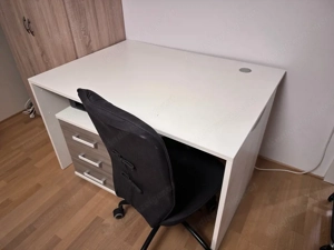 Schreibtisch inkl. Rollkasten und Stuhl