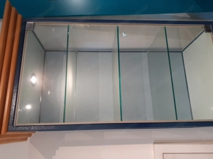 Glasvitrine mit Holzunterbaukasten und Beleuchtung Bild 2